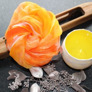 "Kolorit in Sonnengelb & Tieforange", Malerei auf Seide - 100% Seide (Chiffon), 180 x 45 cm