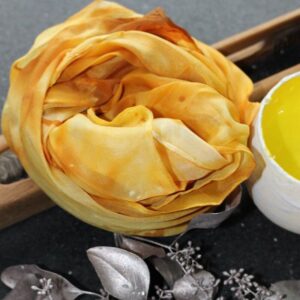 "Kolorit in Sonnengelb & Karamell", Malerei auf Seide - 100% Seide (Pongé 5), 90 x 90 cm