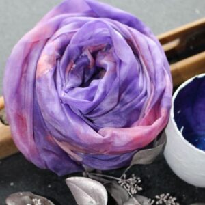 "Kolorit in Pflaumenblau & Himbeerpink", Malerei auf Seide - 100% Seide (Pongé 5), 90 x 90 cm