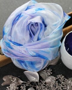 Kolorierung "Mittelblau & Lavendel", 100% Seide (Pongé 5), 90 x 90 cm