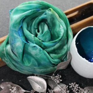 "Kolorit in Tannengrün & Mittelblau", Malerei auf Seide - 100% Seide (Pongé 5), 90 x 90 cm