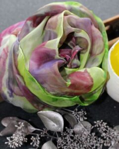 Kolorierung "Frühlingsgrün, Cyclam & Violett", 100% Seide (Pongé 5), 90 x 90 cm