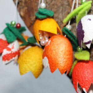 Florale Objekte - handgefärbte Seidenkokons