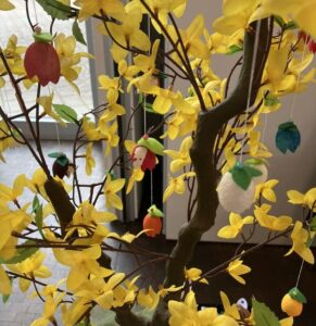 Florale Objekte - handgefärbte Seidenkokons